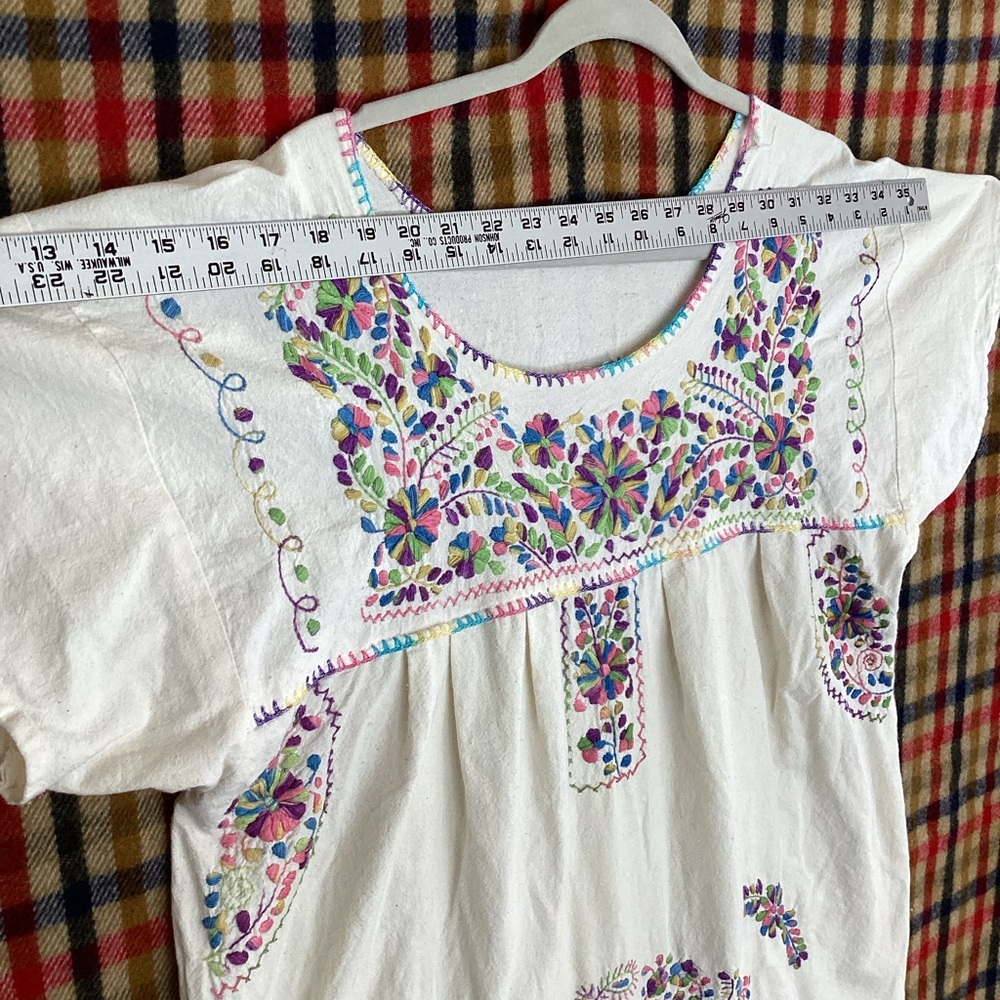 White embroidered Mexican Hispanic huipil dress - Picture 4 of 9